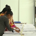 Crise en Nouvelle-Calédonie : les habitants de Nouméa se préparent aux élections européennes
Alors que la situation est toujours très tendue, Nouméa se prépare à voter pour les élections européennes, samedi 8 juin.
