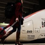 Pouvoir d'achat : contrairement aux engagements de la SNCF, l'augmentation du prix des billets de TGV dépasse l’inflation
L’information ne passera pas inaperçue à la veille des départs en vacances, le prix moyen des billets de trains à grande vitesse en France a augmenté de 7% en 2023, soit plus que l’inflation.