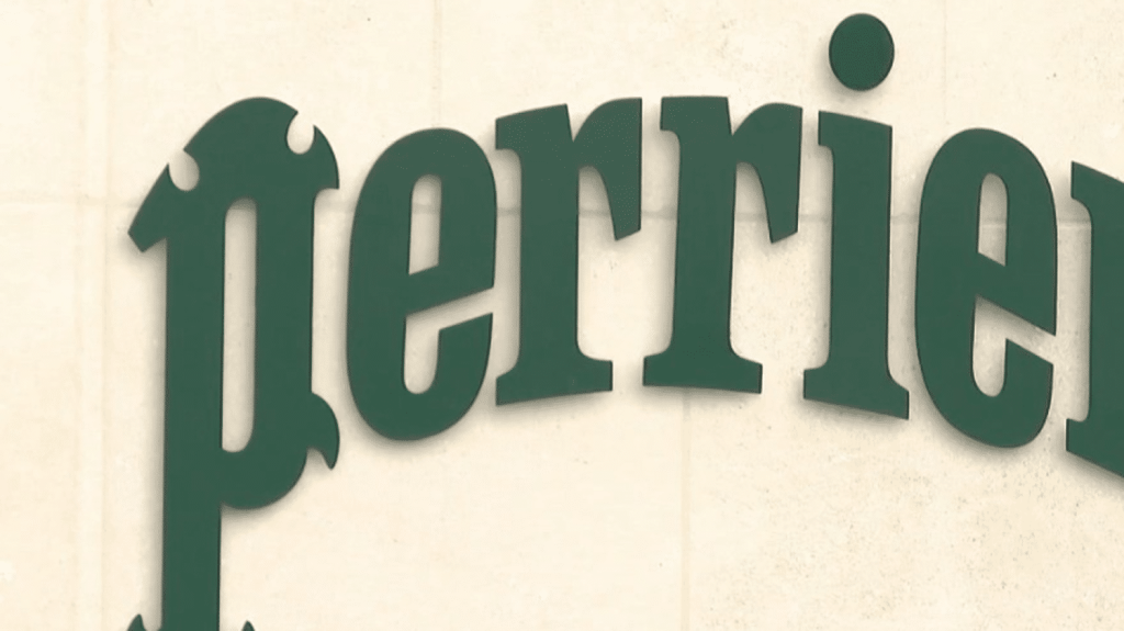 Gard : la production de bouteilles de Perrier ralentie après la fermeture de puits ?
Y aura-t-il de l'eau Perrier dans les rayons cet été ? La production de plusieurs puits a été suspendue à la suite d'une récente contamination, mettant fin à la production des bouteilles d’un litre. Reportage à Vergèze, dans le Gard, où se trouve l’usine.