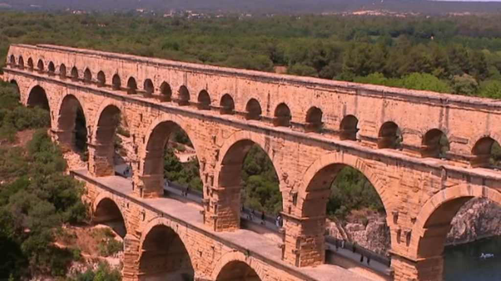 Sécheresse : l’eau du Rhône au secours des Pyrénées-Orientales ?
Depuis deux ans, les Pyrénées-Orientales font face à une sécheresse historique. La région a peut-être une solution : prolonger le projet "Aqua Domitia", qui transporte l'eau du Rhône. Problème : seulement jusqu'à Béziers, qui se trouve à 150 kilomètres de Perpignan.