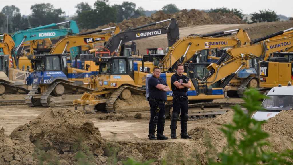 Manifestation interdite contre l'A69 : entre 5 000 et 8 000 personnes attendues, dont 300 à 600 "militants radicaux"
D'après les renseignements territoriaux, le rassemblement prévu ce week-end contre la construction de l'autoroute A69 s'annonce "particulièrement mobilisateur".
