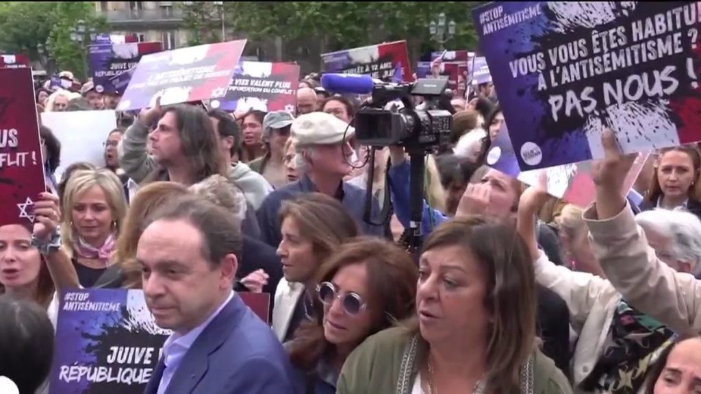 Lutte contre l'antisémitisme : un rassemblement a été organisé à Courbevoie
Après qu’une jeune fille de douze ans de confession juive a été violée par des adolescents, un rassemblement a été organisé à Courbevoie, vendredi 21 juin, en soutien à la victime et sa famille.