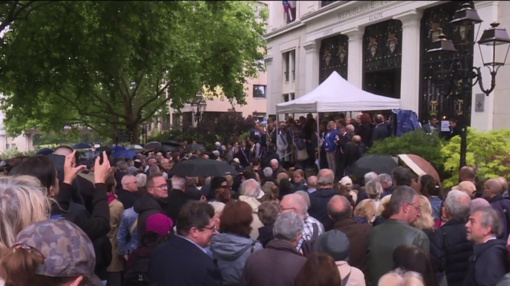 Antisémitisme : un rassemblement organisé devant la Mairie de Courbevoie
Un rassemblement a été organisé ce vendredi 21 juin en solidarité avec la jeune fille de 12 ans victime de viol à Courbevoie. De nombreux riverains ont fait le déplacement.