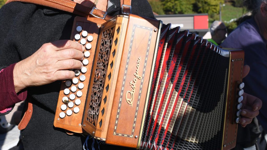 Le record du monde du concert d'accordéon le plus long battu dans le Nord
Christelle de Franceschi a battu le record du monde du concert d'accordéon le plus long, samedi à Hergnies dans le Nord en jouant durant 80 heures 53 minutes et 28 secondes. La musicienne a battu son propre record qu'elle détenait depuis 2022.