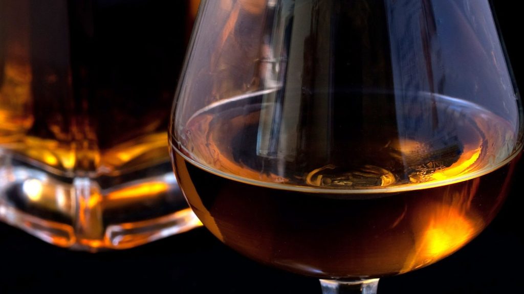 Crise du cognac : mauvaise passe pour le groupe Rémy Cointreau
Les spiritueux Rémy Cointreau enregistrent des résultats décevants, avec une baisse de bénéfices de près de 40%. Que se passe-t-il pour ce groupe dont le chiffre d'affaires dépasse pourtant le milliard d’euros ?