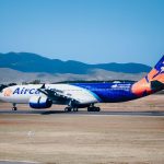 Nouvelle-Calédonie : l'aéroport international de Nouméa va rouvrir lundi et le couvre-feu débutera désormais à 20 heures dans l'archipel
Ces décisions ont été prises "au regard de l'amélioration de la situation" sur place. Lundi, les élèves de primaires, collèges et lycées reprendront aussi progressivement le chemin de l'école.