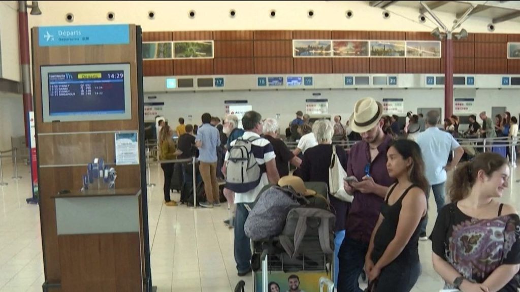 Nouvelle-Calédonie : les aéroports et les écoles ont rouvert après plusieurs semaines de fermeture
Un mois après le déclenchement du soulèvement, la Nouvelle-Calédonie retrouve un climat plus apaisé. Les aéroports et les écoles ont rouvert, lundi 17 juin.