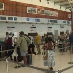 Nouvelle-Calédonie : la vie normale reprend peu à peu, pour de bon ?
Après plusieurs semaines de blocages, les aéroports et les écoles ont rouvert, lundi 17 juin, en Nouvelle-Calédonie. Un soulagement pour les habitants et les touristes, qui n'est pas encore pérenne.