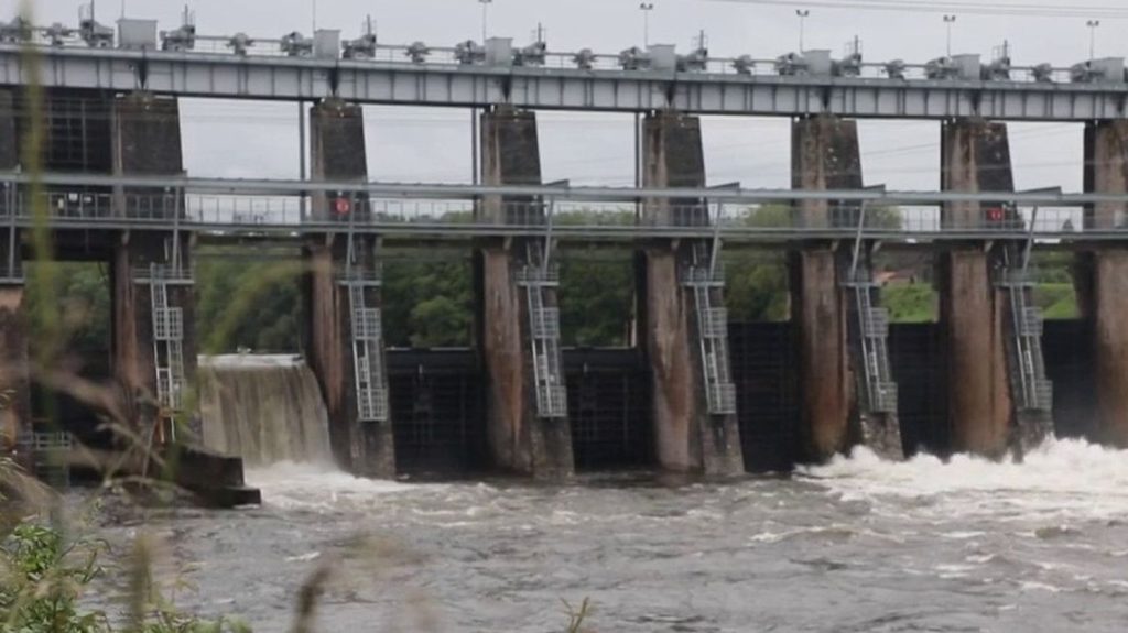 Dordogne : à Saint-Capraise-de-Lalinde, un barrage financé par l'Union européenne
Dans la commune de Saint-Capraise-de-Lalinde, une association a pour ambition de restaurer la population du saumon atlantique dans la Dordogne. Pour cela, elle peut compter sur l'aide de l'Union européenne, qui a financé un barrage dans la rivière.