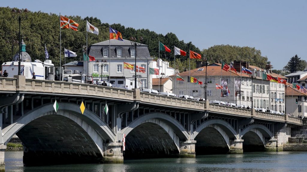 Bayonne : la ville installe puis retire un drapeau palestinien sur le pont Saint-Esprit
La municipalité évoque une installation "précipitée".