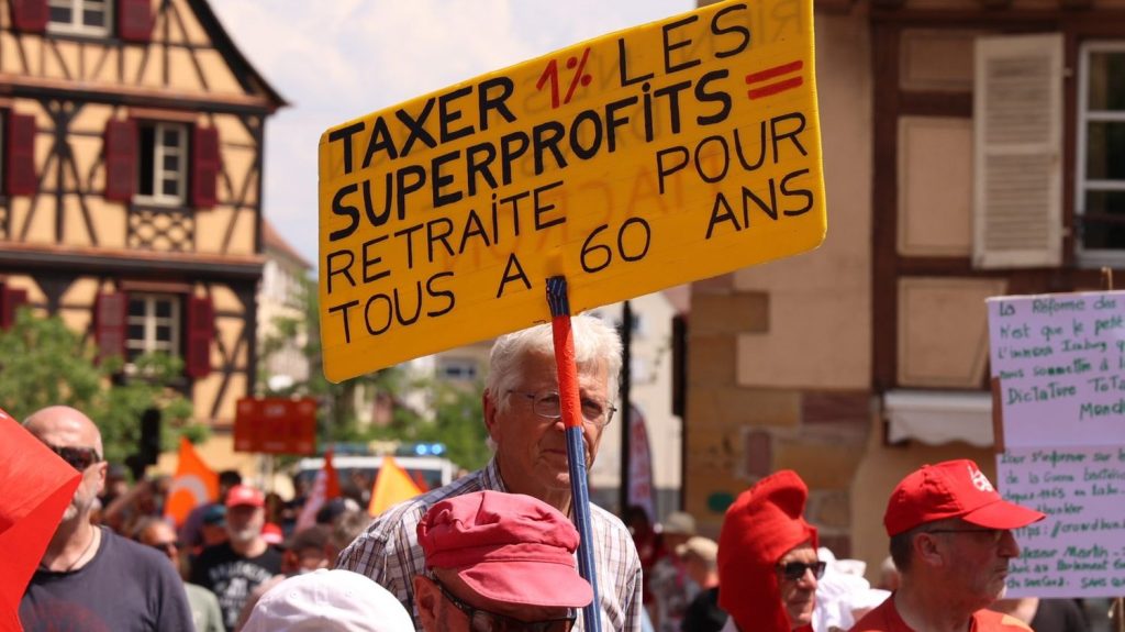 Législatives 2024 : les retraites représentent un sujet explosif dans cette campagne
Retour de la retraite à 60 ans, statu quo, généralisation du système par capitalisation, les propositions des différents partis engagés dans ces Législatives sont extrêmement variées, et n'ont bien sûr pas le même impact sur les finances publiques.
