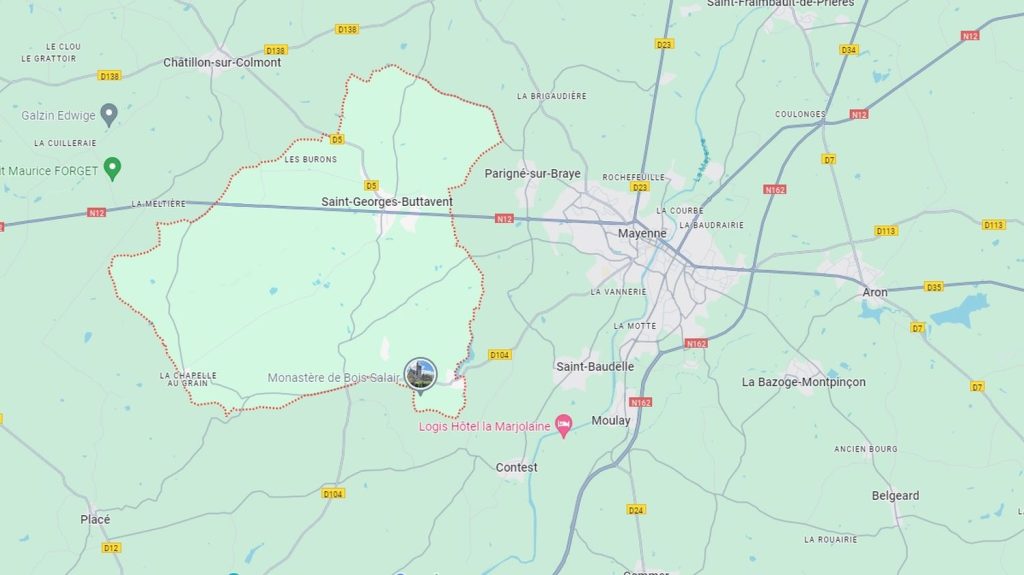 Une "free party" en cours dans une carrière à Saint-Georges-Buttavent, dans la Mayenne
"Ce qui me pose question, ce sont les risques humains par rapport à la carrière", commente le maire de la commune Gérard Brodin.