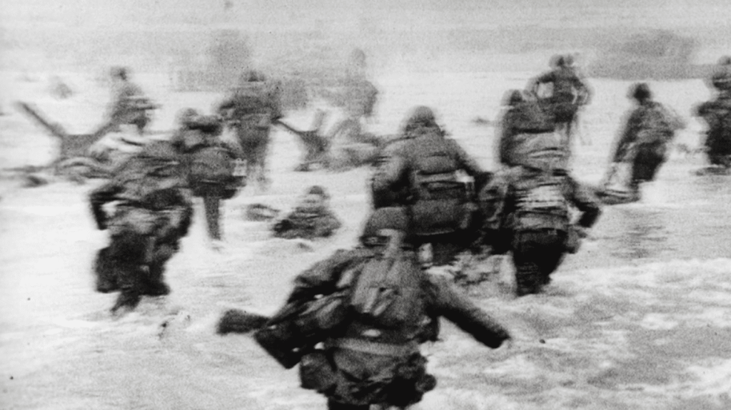 80 ans du Débarquement de Normandie : focus sur les photos mythiques de Robert Capa
Le D-Day a été immortalisé par une série de photos par le photoreporter Robert Capa pour le magazine Life, sur Omaha Beach. Les images sont saisissantes, et ont inspiré de multiples récits, légendes et polémiques.