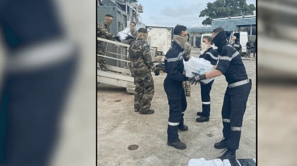 Antilles : plus de 14 tonnes de stupéfiants ont été saisies depuis le début de l’année
L’arc Antilles-Guyane est devenu une vaste zone où les passeurs de drogue multiplient les traversées. La marine française vient de réaliser trois nouvelles saisies. Les services britanniques et américains partagent leurs informations avec l’OAFAST qui a mis la main depuis le début de l’année sur 14 tonnes de produits stupéfiants.