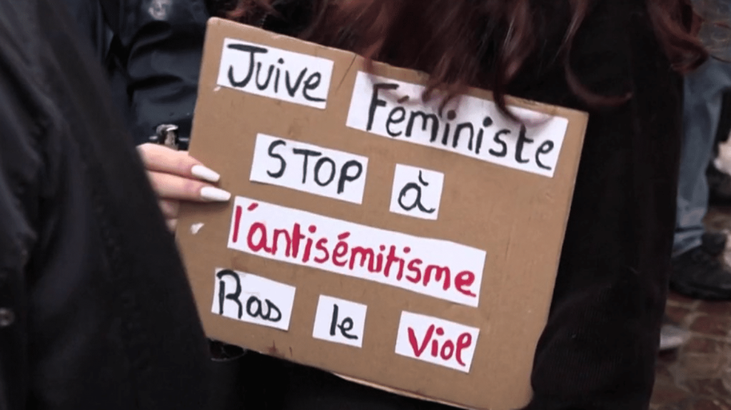 Viol à Courbevoie : plusieurs rassemblements se sont tenus en soutien à la jeune victime
Il y a une semaine, une jeune fille de 12 ans, de confession juive, était brutalement violée dans un hangar désaffecté à Courbevoie. Les trois agresseurs présumés ont entre 12 et 13 ans. Plusieurs rassemblements ont été organisés pour soutenir la jeune fille et dénoncer l’antisémitisme.