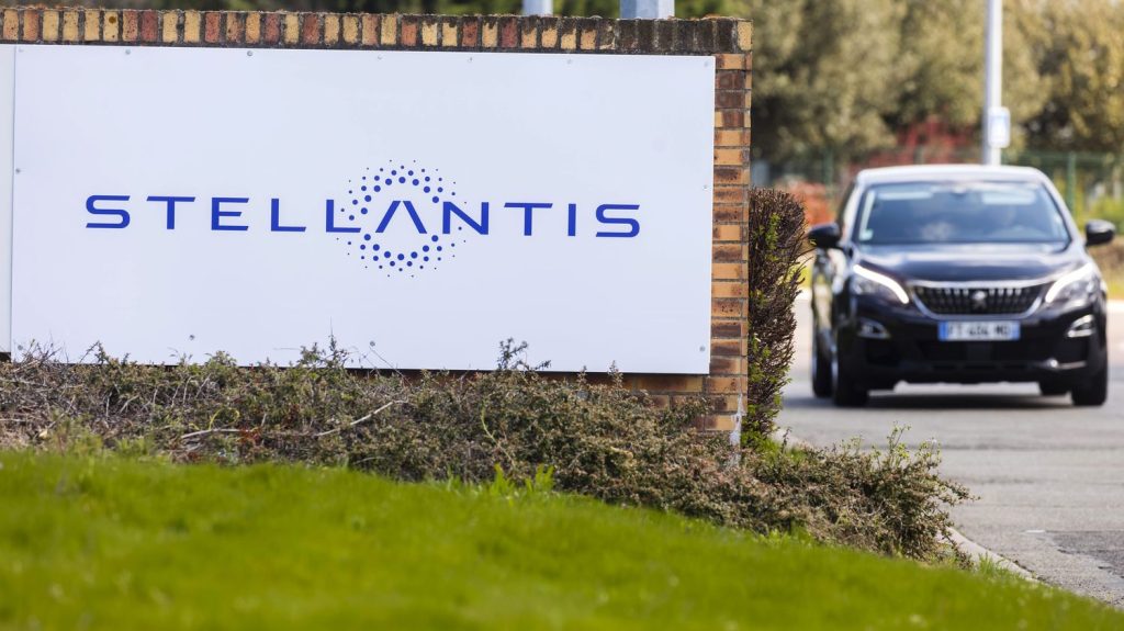 Automobile : Stellantis envisage d’arrêter sa production de voitures au Royaume-Uni
Le constructeur automobile (ex-PSA Peugeot Citroën) a indiqué, mardi, qu'il mettra sa menace à exécution si le gouvernement britannique ne soutient pas suffisamment la voiture électrique.