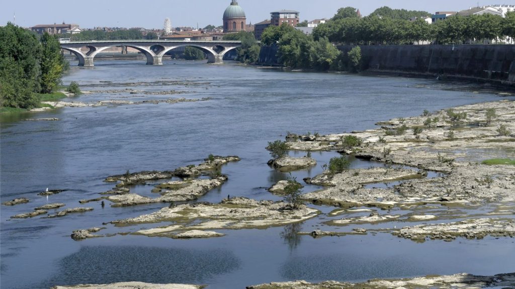 Tarification saisonnière de l'eau à Toulouse : "Une mesure forte pour changer les comportements", défend le maire, "enfumage", selon Eau secours
Une première en France. L'eau coûtera plus cher de juin à octobre dans les 37 commune de la métropole toulousaine pour raisonner la consommation des habitants.
