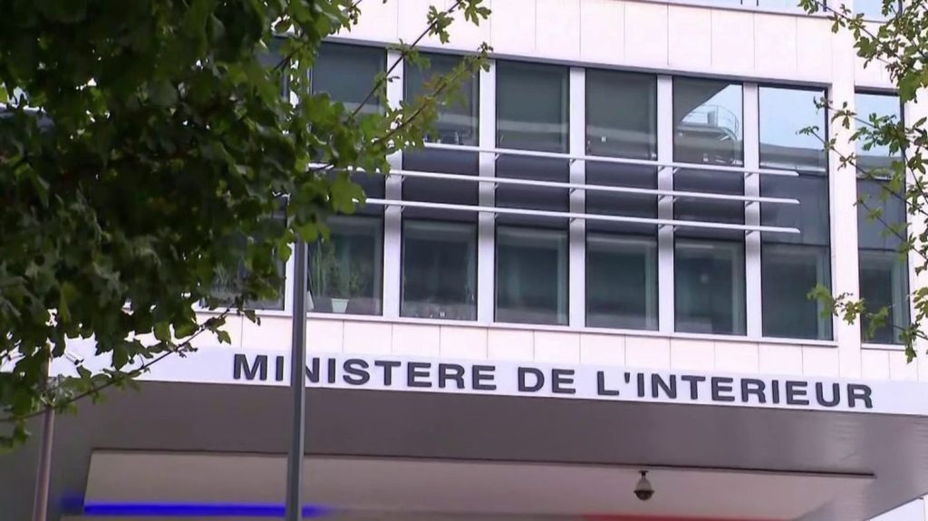 Attentat déjoué à Saint-Étienne : le suspect était-il en contact avec des djihadistes ?
L'attentat déjoué vendredi 31 mai à Saint-Étienne (Loire), visait une épreuve des Jeux olympiques. Le suspect est un Tchétchène de 18 ans qui n'était pas connu des forces de renseignement.