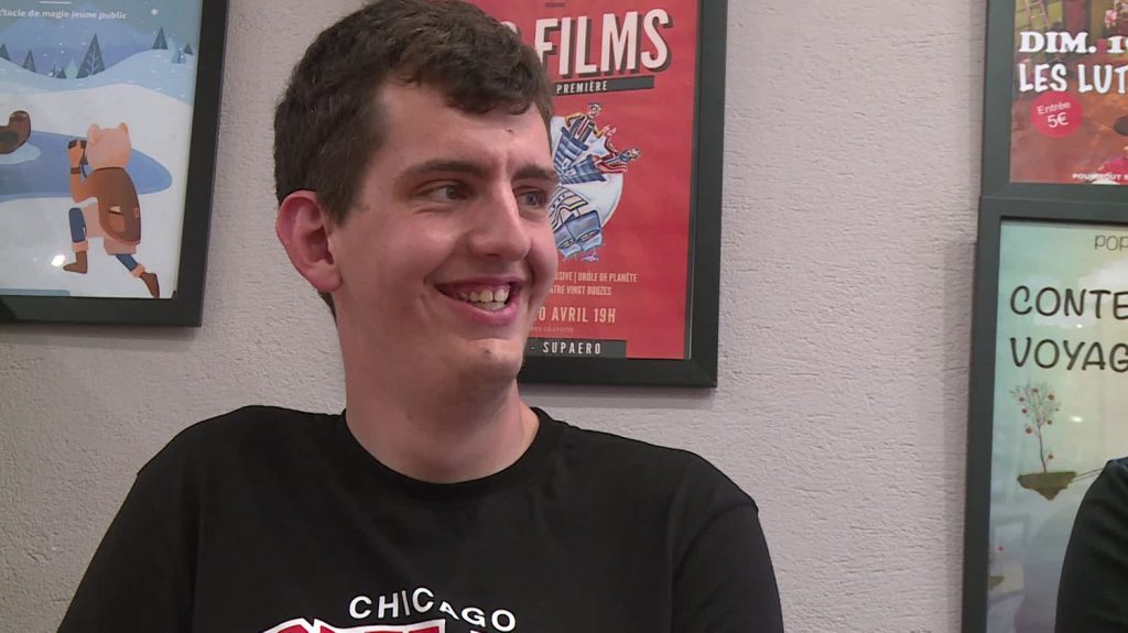 "Un p’tit truc en plus" : la nouvelle vie de Thibaut Conan, l’un des comédiens en situation de handicap à l’affiche du film de l'humoriste Artus
Alors que le film continue de cartonner dans les salles de cinéma, Thibaut Conan poursuit son rêve. Le jeune homme de 25 ans prend des cours de théâtre et a été contacté par une agence artistique.