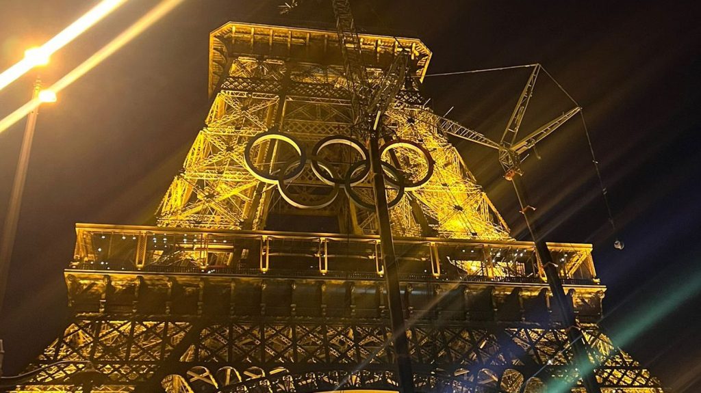Paris 2024 : acier recyclé, 100 000 LED, 30 tonnes... Le projet "confidentiel" des cinq anneaux olympiques installés sur la tour Eiffel
Les cercles rouge, vert, bleu, noir et jaune entrelacés, représentant les cinq continents, ont été accrochés entre le premier et le deuxième étage, tenant grâce à des câbles. Voici ce qu'il faut savoir.