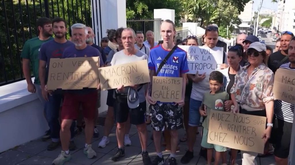 Nouvelle-Calédonie : des centaines de touristes français coincés sur l'île
Lundi 3 juin, le mouvement protestataire ne semble pas s'apaiser en Nouvelle-Calédonie, où de nombreux Français restent sans solutions pour regagner la métropole.