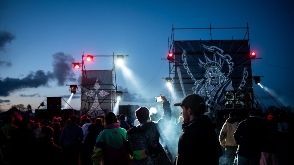 Morbihan : un homme de 27 ans est décédé lors d'une free party
Environ mille personnes étaient rassemblées aux Forges de Lanouée, près de Ploërmel, dans le Morbihan, lors d'une free party, dimanche 16 juin. Une personne est morte.
