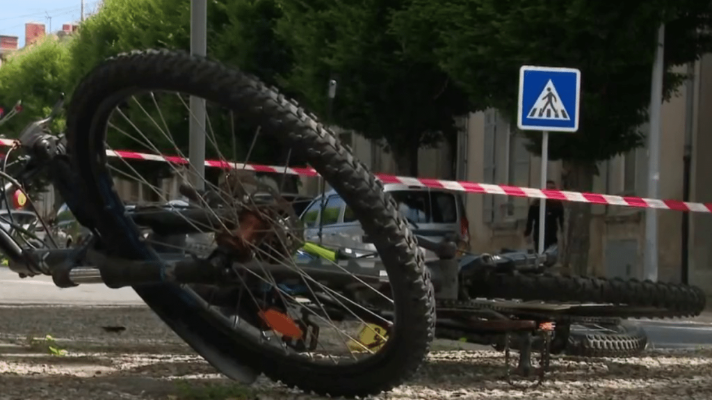 Accident à La Rochelle : une fille de 10 ans décédée après avoir été percutée par une conductrice âgée
La petite Margot, 10 ans, est décédée, a annoncé le parquet, vendredi 7 juin. Mercredi, elle avait été percutée par une voiture, comme 11 autres enfants qui circulaient à vélo dans La Rochelle, en Charente-Maritime. La conductrice a 83 ans.