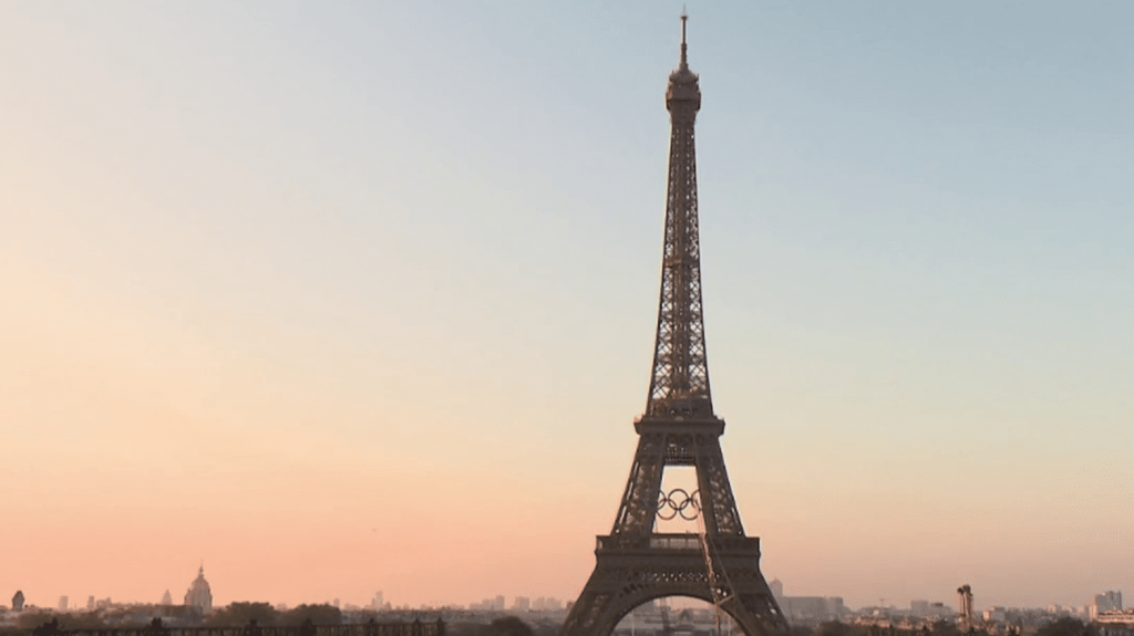 Paris 2024 : la capitale achève sa transformation olympique
Dans moins de 50 jours, la flamme olympique brillera dans le ciel de Paris. La construction des stades éphémères est presque terminée.