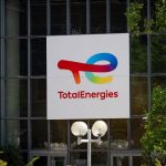 TotalEnergies : la commission d'enquête du Sénat demande au groupe pétrolier d'accélérer sa transition énergétique
Dans leur rapport présenté mercredi, les sénateurs souhaitent voir la compagnie devenir "un leader des énergies renouvelables et de la mobilité propre".