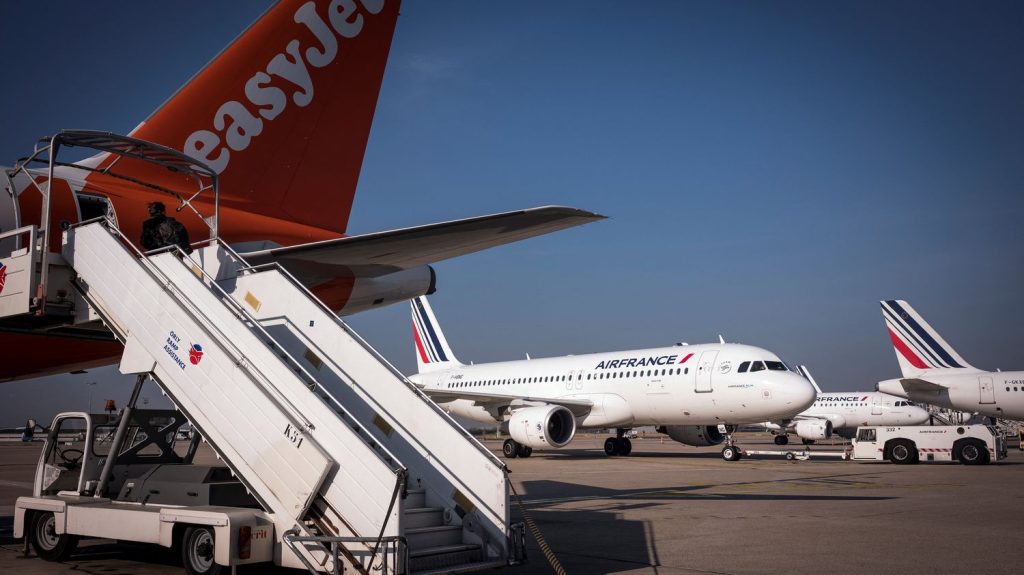 Aéronautique : victime de son succès, le transport aérien ne sait plus répondre à la demande
Cinq milliards, c’est le nombre record de voyageurs que les compagnies aériennes vont devoir transporter en 2024 dans le monde. Seulement voilà, il n’y a pas assez d’avions. C’est le constat dressé par l’Association internationale du transport aérien