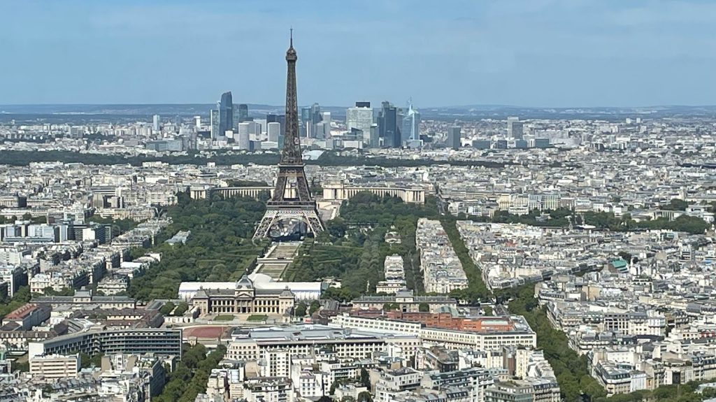 Cinq cercueils déposés devant la tour Eiffel à Paris, trois personnes en garde à vue
Une banderole avec l'inscription "Soldats français de l'Ukraine" ornait les cercueils qui ne contenaient que du plâtre.