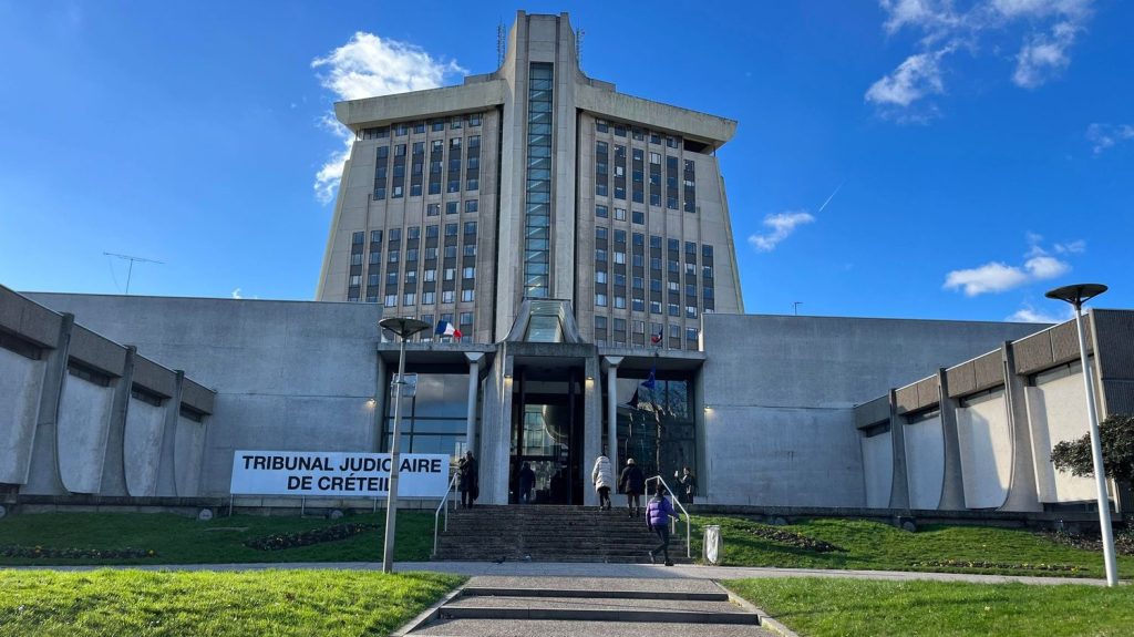 Hauts-de-Seine : le mineur de 14 ans soupçonné d'avoir tué un automobiliste lors d'une course-poursuite présenté à un juge d'instruction
Le parquet de Créteil a requis sa mise en examen pour "homicide involontaire par conducteur commis avec au moins deux circonstances aggravantes".