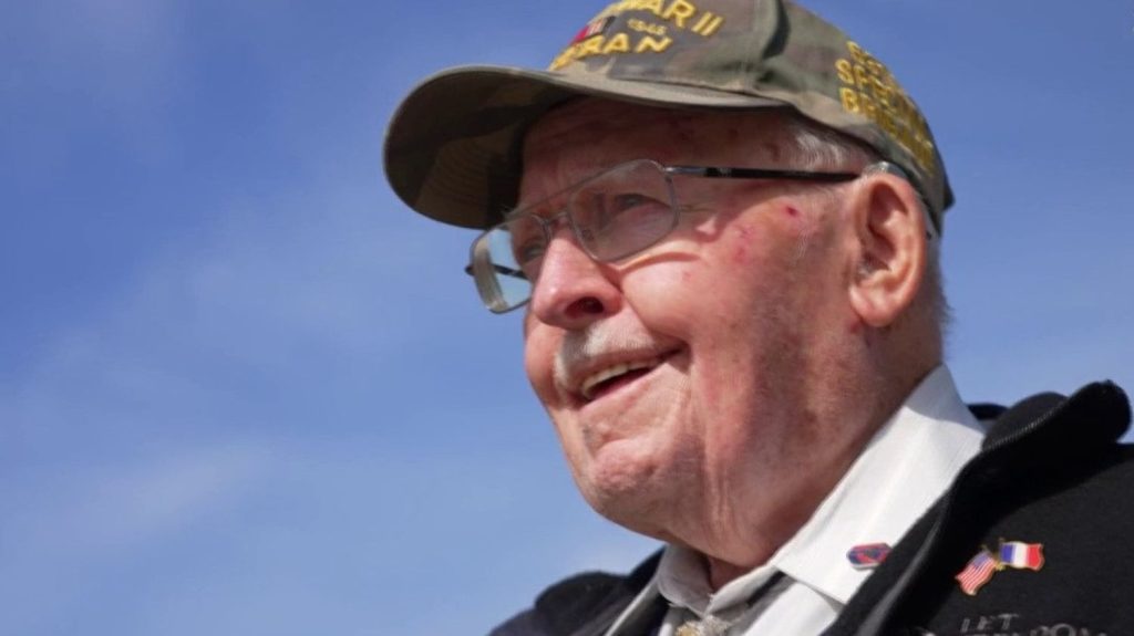 80 ans du Débarquement : Warren Goss, vétéran américain, raconte le D-Day du 6 juin 1944
Warren Goss faisait partie des premiers soldats américains à débarquer sur les plages normandes le 6 juin 1944. À l'occasion des 80 ans du Jour J, le vétéran revient sur cette date qui a marqué l'histoire et sa vie.