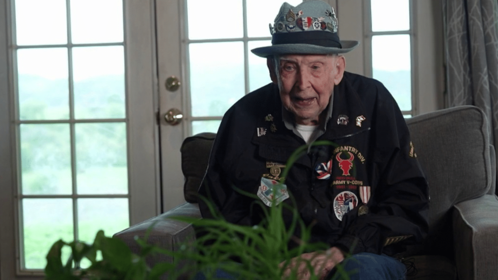 80 ans du Débarquement : "Papa Jake", un vétéran américain de retour à Omaha Beach
Lundi 3 juin, un vétéran américain sera particulièrement attendu. "Papa Jake" avait 21 ans le 6 juin 1944. À 101 ans, il est de retour. Ses petits-enfants ont interpellé la nouvelle génération en l’inscrivant sur les réseaux sociaux, où il compte 800 000 abonnés.