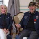 80 ans du Débarquement : à 100 ans, un vétéran américain a choisi de se marier en Normandie
Comme pour conjurer le sort, Harold Terens, vétéran américain qui avait participé au Débarquement sur les plages normandes, est retourné sur place 80 ans plus tard pour se marier, à l'âge de 100 ans.