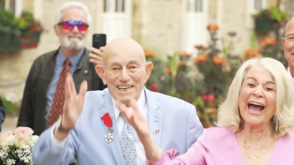 80 ans du Débarquement : un vétéran s’est marié à l’âge de 100 ans
Harold Terens, vétéran américain de 100 ans qui était présent lors du Débarquement de Normandie le 6 juin 1944, s’est marié avec sa compagne de 96 ans, samedi 8 juin. Cela s’est passé... en Normandie.