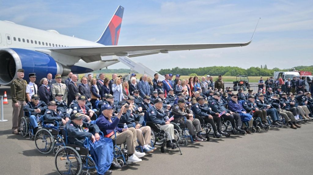 80 ans du Débarquement : une cinquantaine de vétérans américains ont atterri à l'aéroport de Deauville
Ils doivent participer à plusieurs festivités, dont une cérémonie à Pegasus Bridge mercredi ou encore un défilé à Carentan samedi.