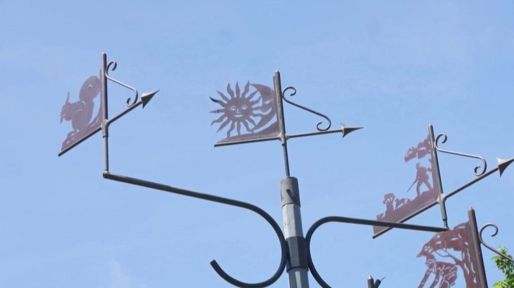 Maine-et-Loire : Le Coudray-Macouard, village aux innombrables girouettes
Dans la commune du Coudray-Macouard, la mairie offre une subvention pour installer des girouettes. Celles-ci sont produites dans un atelier situé dans la commune.