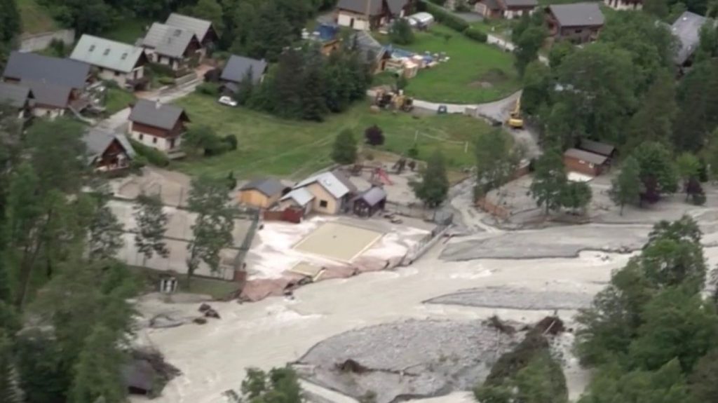 Intempéries en Isère : des villages dévastés et toujours isolés
Le trafic était toujours interrompu dans la vallée du Vénéon, en Isère, dimanche 23 juin, après la crue torrentielle qui a fait de nombreux dégâts.