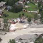 Intempéries en Isère : des villages dévastés et toujours isolés
Le trafic était toujours interrompu dans la vallée du Vénéon, en Isère, dimanche 23 juin, après la crue torrentielle qui a fait de nombreux dégâts.