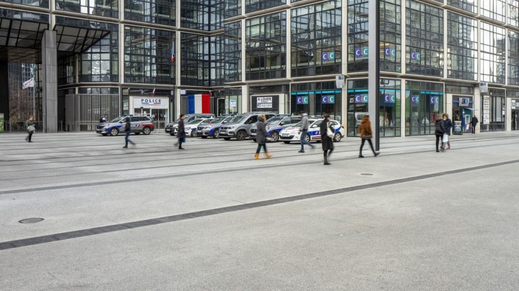 Viol d'une jeune fille de 12 ans à Courbevoie : ce que l'on sait de l'affaire de violences à caractère antisémite
Trois adolescents âgés de 12 et 13 ans sont soupçonnés de viol en réunion, menaces de mort, injures et violences à caractère antisémite sur une jeune fille de 12 ans. Les faits se sont déroulés samedi dans les Hauts-de-Seine, près de Paris.