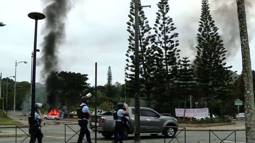 Nouvelle-Calédonie : de nouvelles violences touchent l'archipel
Des scènes de chaos à Dumbéa, près de Nouméa (Nouvelle-Calédonie), ont éclaté, lundi 24 juin. Plusieurs bâtiments ont été incendiés, comme un commissariat, entièrement mis à sac.