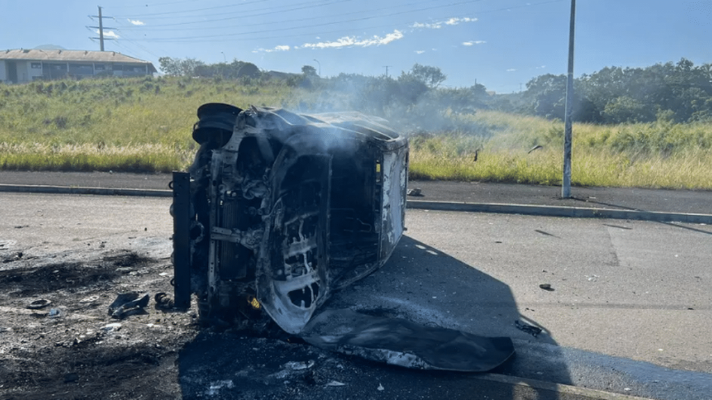 Nouvelle-Calédonie : nouvelle nuit de violences après le transfert de figures indépendantistes dans l'Hexagone
Selon le Haut-Commissariat de la République, "la nuit a été agitée" et les forces de l'ordre ont été "prises à partie" par les émeutiers.