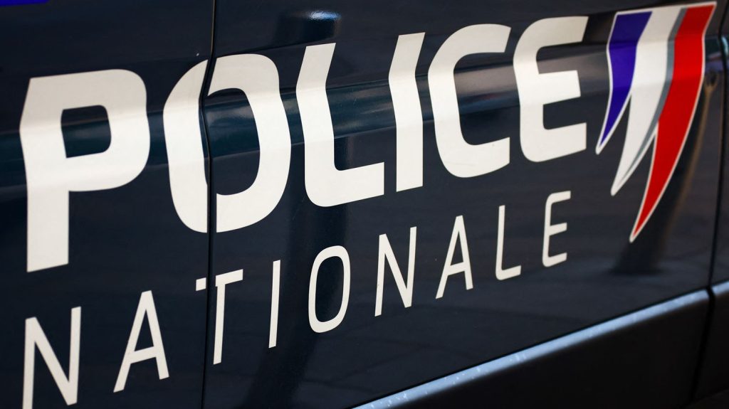 Soupçons de violences policières dans le Rhône : une enquête ouverte pour violences volontaires par personne dépositaire de l'autorité publique
La famille du jeune homme frappé par des policiers annonce vouloir porter plainte et organiser un rassemblement.