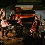Festival Mas Musici : un orchestre classique déambule dans les petits villages de la Creuse
Mas Musici, un collectif de 16 musiciens, propose une tournée dans les villages ruraux de la Creuse. Leur mission ? Démocratiser la musique classique et créer des moments de convivialité uniques.