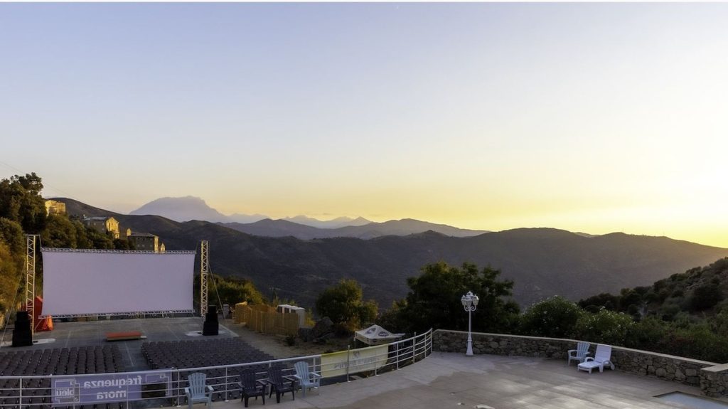 Le festival de Lama, en Corse, plus bel écrin pour un écran
Du samedi 27 juillet au vendredi 2 août, le festival de cinéma fête son trentième anniversaire, et plusieurs films inédits salués par la critique à Cannes seront à voir dans les conditions habituelles : en plein air et sous les étoiles à la nuit tombée, entouré par les montagnes de Haute-Corse.
