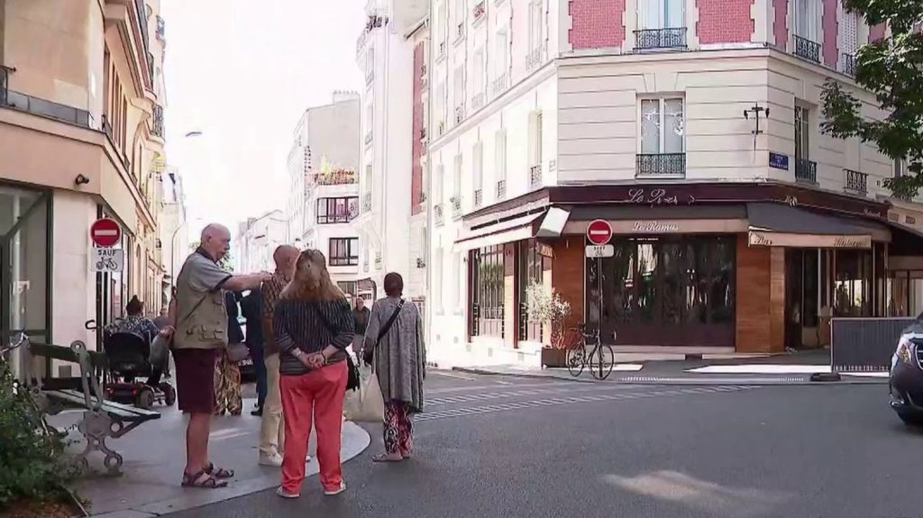 Terrasse percutée par une voiture à Paris : un mort et trois blessés en urgence absolue
Une voiture a foncé sur une terrasse dans le 20e arrondissement de Paris, mercredi 17 juillet, faisant un mort et trois blessés en urgence absolue. L'acte pourrait être intentionnel, estime le parquet de Paris.