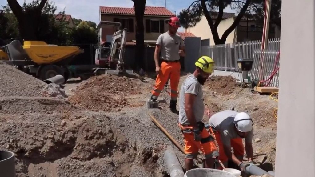 Canicule : le droit du travail s'adapte aux épisodes de chaleur
Pour les ouvriers du BTP, la canicule est devenue un motif de chômage technique. Pour les autres professions, l'employeur doit respecter des obligations.