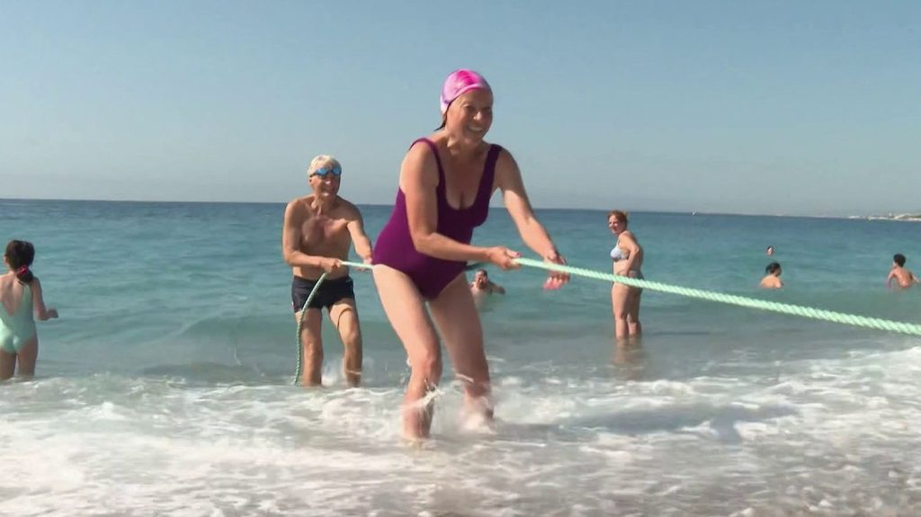 Nice : des cordes mises en place pour aider les baigneurs à sortir de l’eau
La ville de Nice (Alpes-Maritimes) a mis en place un dispositif de cordes sur cinq plages de la Promenade des Anglais. Une initiative destinée aux seniors, pour les aider à sortir de l’eau en toute sécurité.