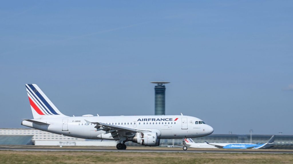 Transport aérien : les Jeux olympiques pèseront sur l’activité d’Air France-KLM cet été
Les compagnies aériennes anticipent un bel été pour le trafic de voyageurs, mais elles ne seront pas toutes gagnantes. Air France-KLM anticipe un impact négatif des Jeux sur ses recettes, lié à un phénomène d'évitement de la capitale.